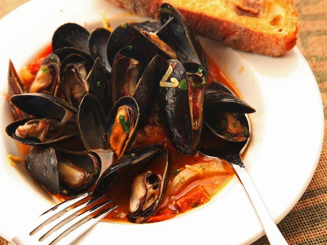 20141026-mussels-how-to-food-lab-saffron1.jpg