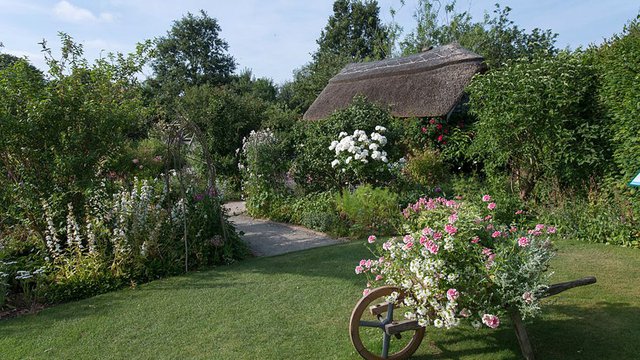 Roseoor-cottage-garden-120x675MAR0019842.jpg